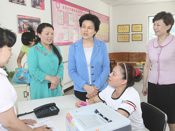 省妇联主席陈砚秋现场指导巾帼家政服务中心工作